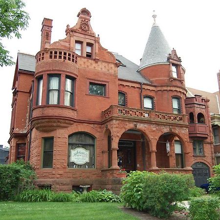 Schuster Mansion Bed & Breakfast Милуоки Экстерьер фото