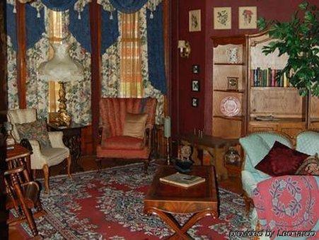 Schuster Mansion Bed & Breakfast Милуоки Номер фото