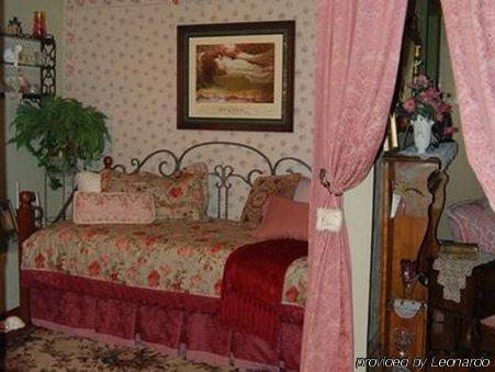 Schuster Mansion Bed & Breakfast Милуоки Номер фото