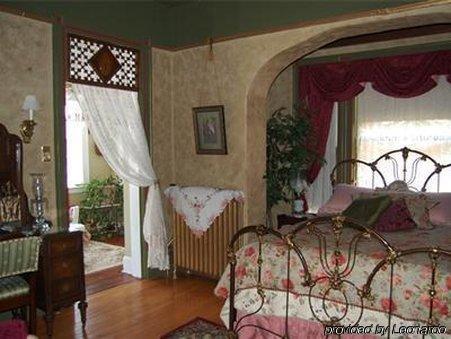 Schuster Mansion Bed & Breakfast Милуоки Номер фото