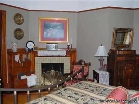 Schuster Mansion Bed & Breakfast Милуоки Номер фото
