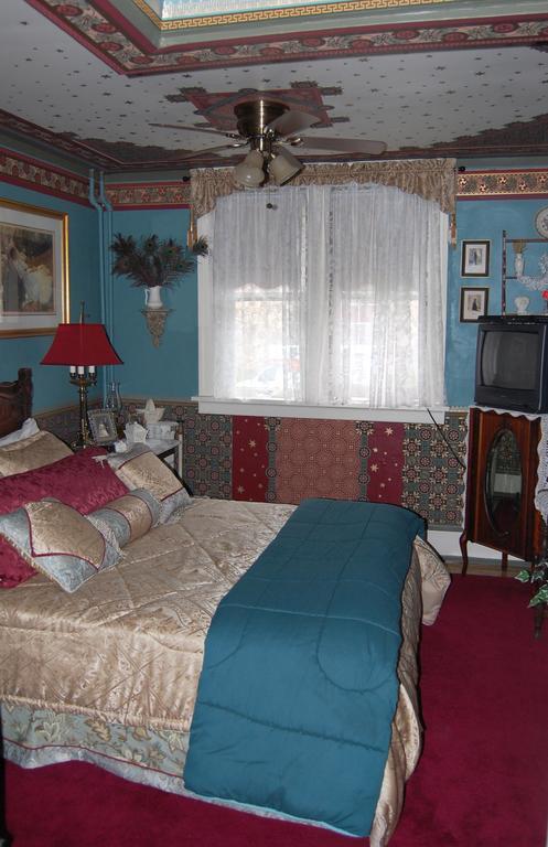 Schuster Mansion Bed & Breakfast Милуоки Номер фото