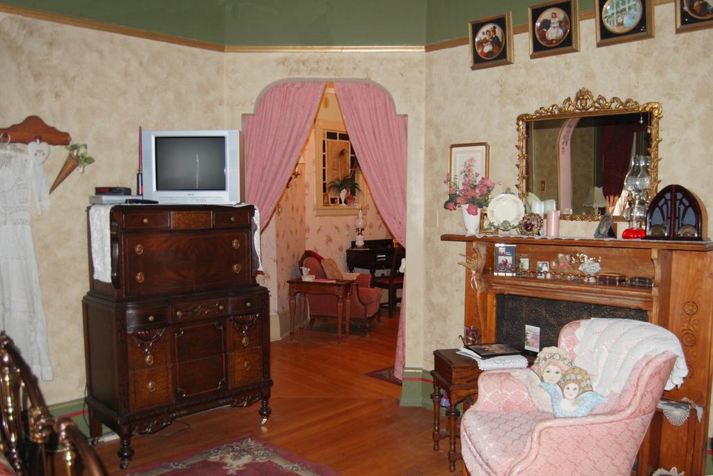 Schuster Mansion Bed & Breakfast Милуоки Номер фото