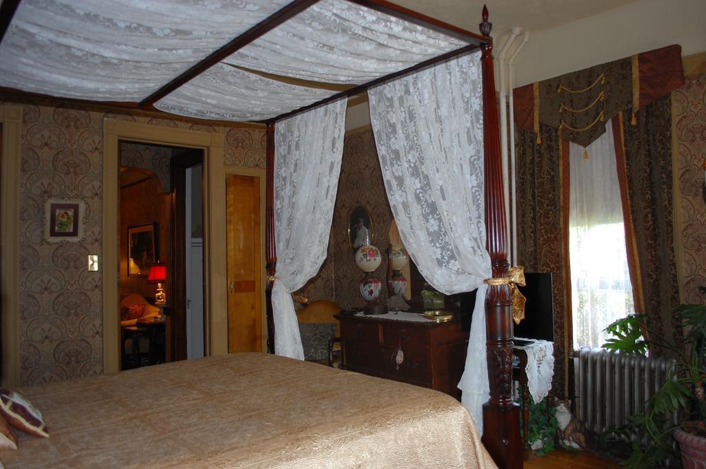 Schuster Mansion Bed & Breakfast Милуоки Номер фото