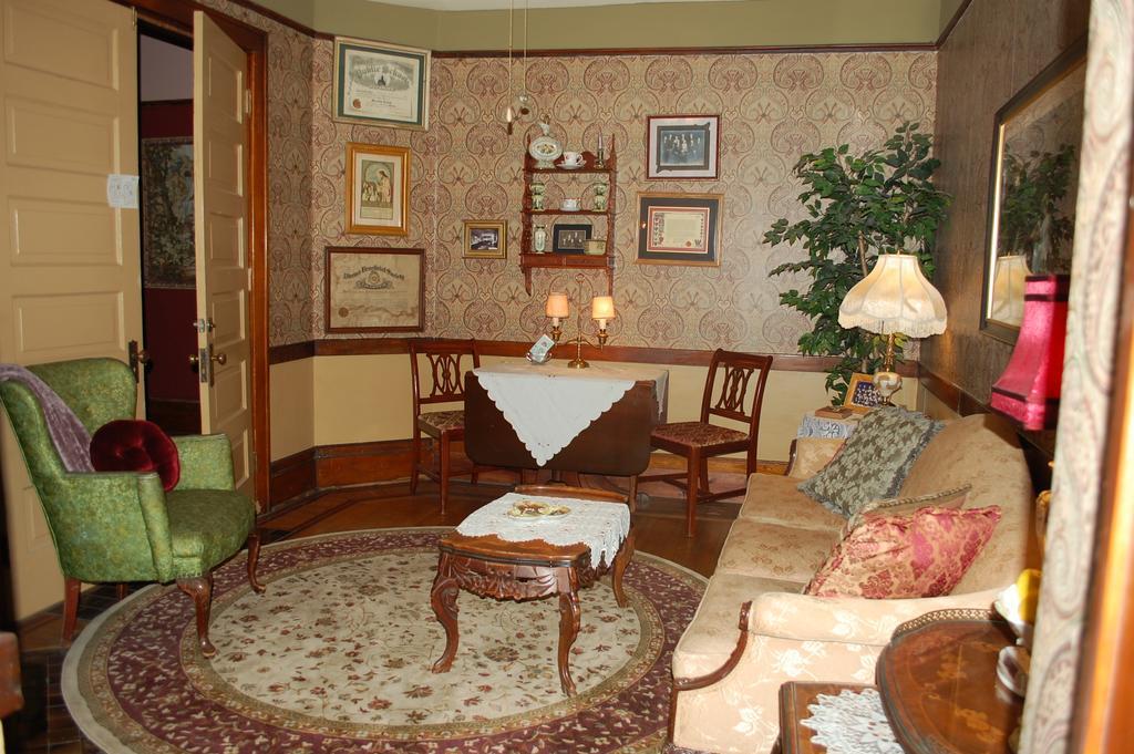 Schuster Mansion Bed & Breakfast Милуоки Номер фото