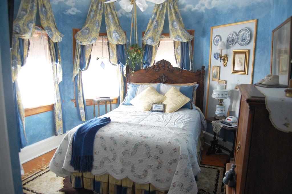 Schuster Mansion Bed & Breakfast Милуоки Номер фото