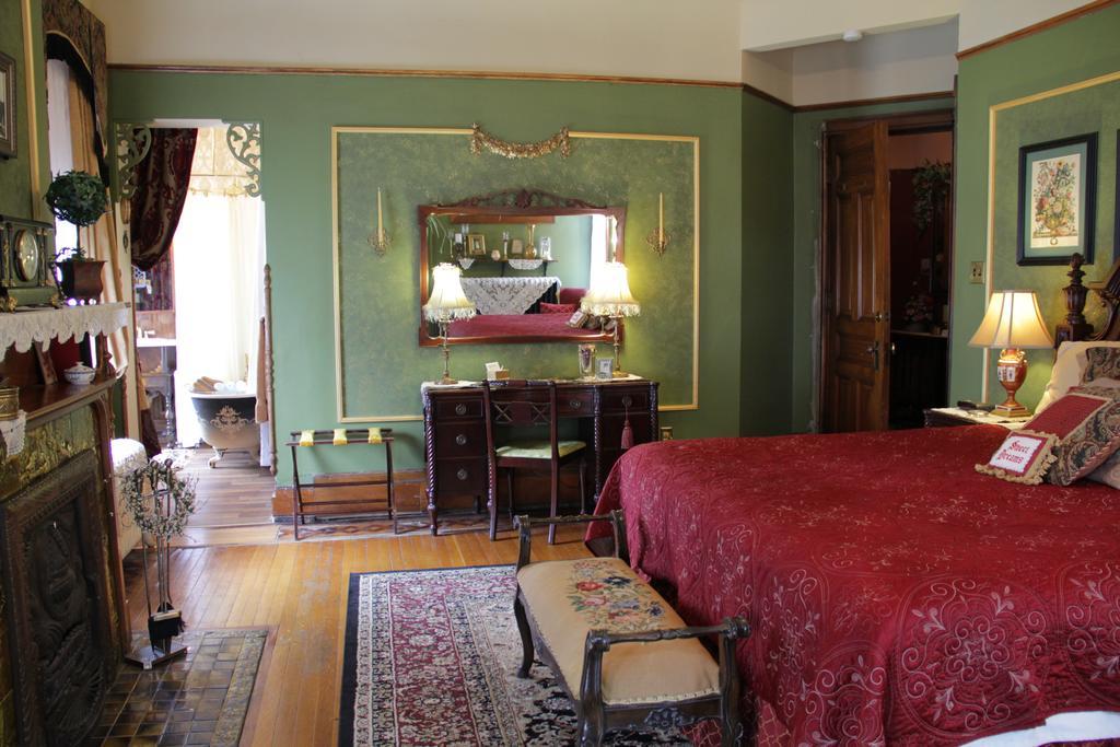 Schuster Mansion Bed & Breakfast Милуоки Номер фото