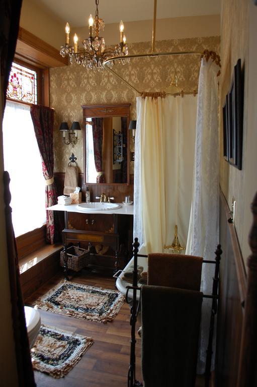 Schuster Mansion Bed & Breakfast Милуоки Номер фото